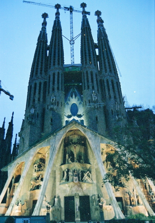 Gaudi - Sagrada Familia
Sagrada Familia. Barcelona 2003. Exteriors del temple.
Keywords: Gaudi Sagrada Familia